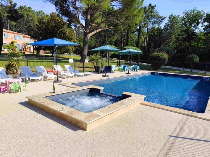 Villa pour 25 personnes, avec Balcon et Jacuzzi ainsi que Terrasse et Jardin