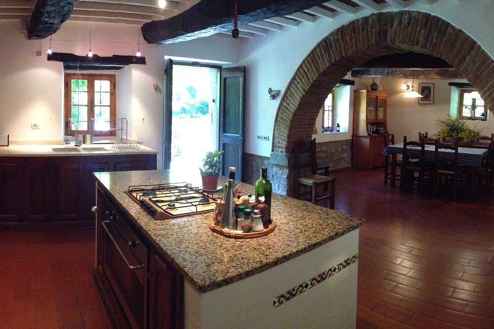 Bella Umbria Agriturismo con piscina privata, giardini e terreni in Umbertide, Valtiberina