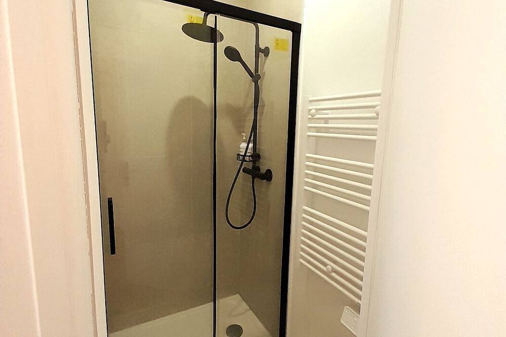 Appartement entier, 1-Studio Cosy à 10 min de Paris | Train, Métro in Noisy-le-Sec, Seine-Saint-Denis