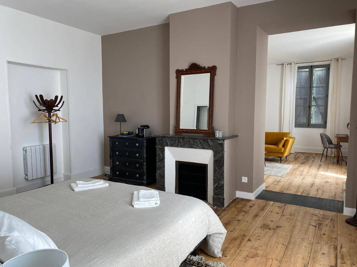 Double Room with Private Bathroom in Mirande, Gers