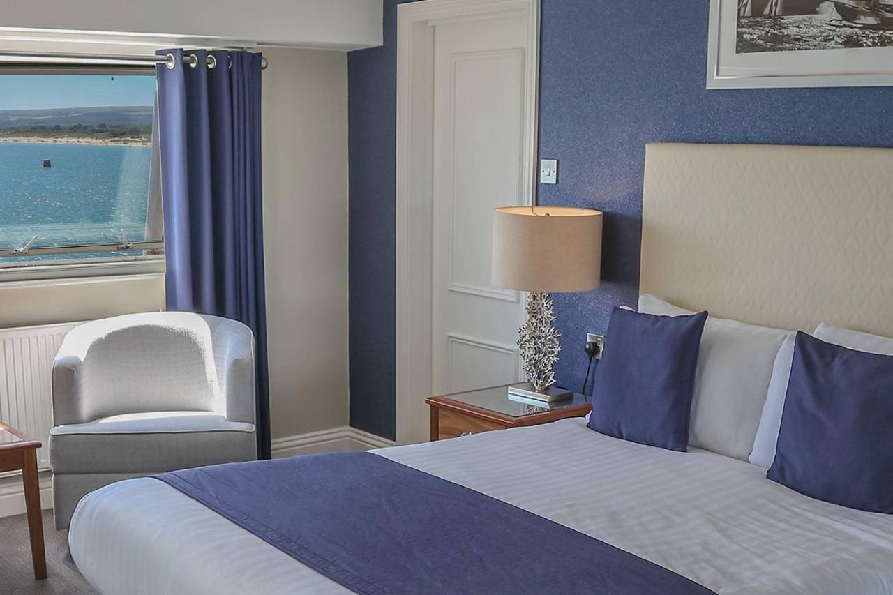 Hotel for 10 people with hot tub in Sandbanks, Poole