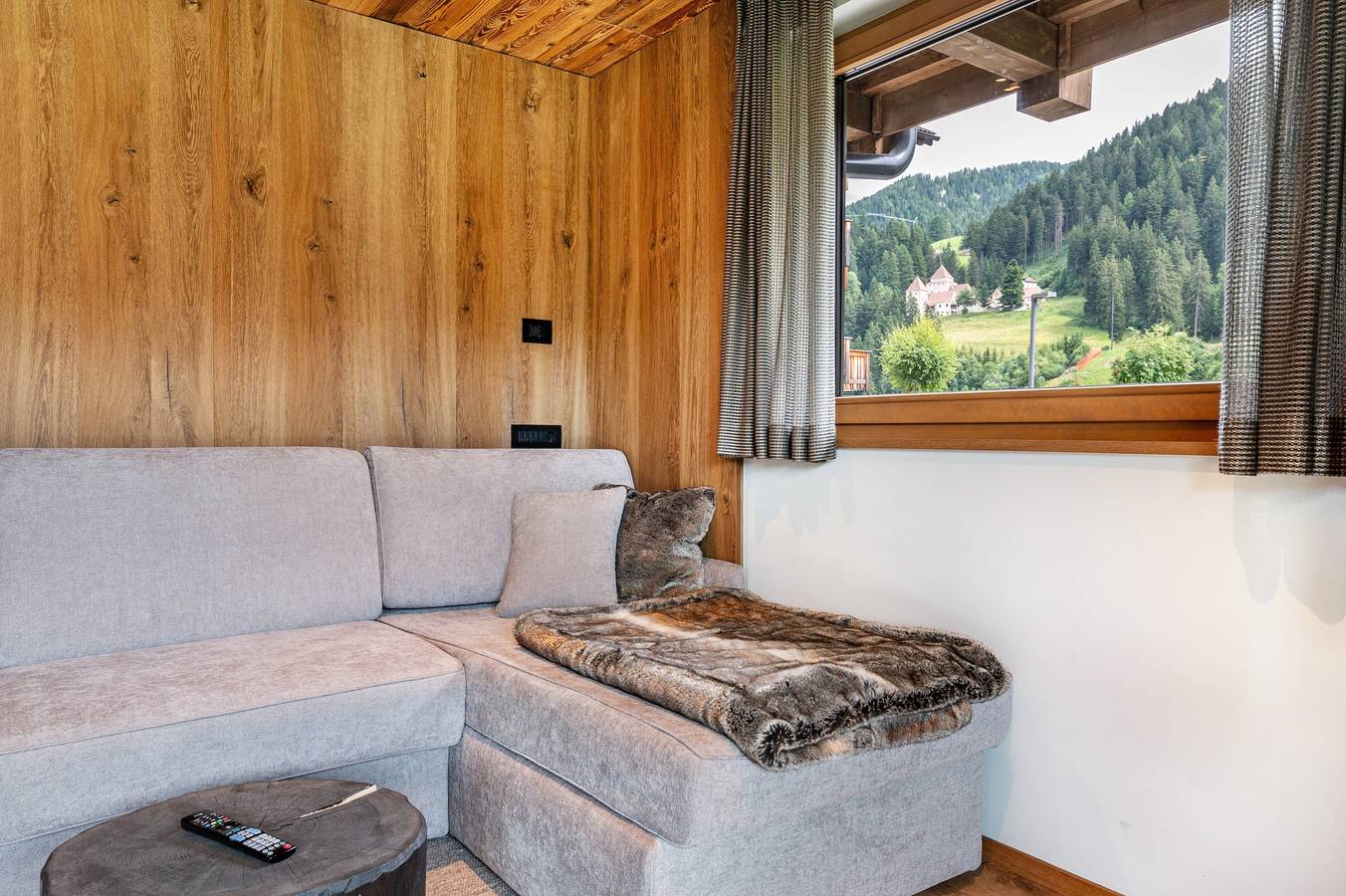 Geheel appartement, Villa Sofia Appartement 'S' met uitzicht op de bergen, privéterras en Wi-Fi in Plan da Tieja, Wolkenstein