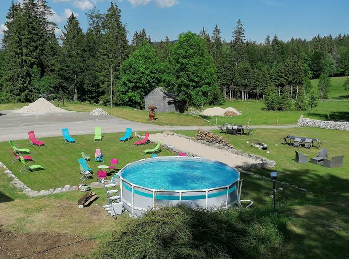 Gîte pour 35 personnes, avec piscine ainsi que jardin et sauna