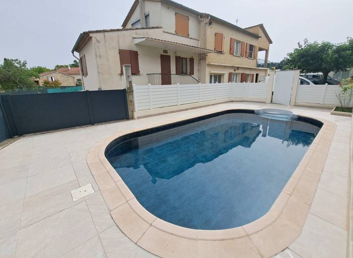 Gîte pour 4 personnes, avec balcon ainsi que piscine et jardin à Lézan