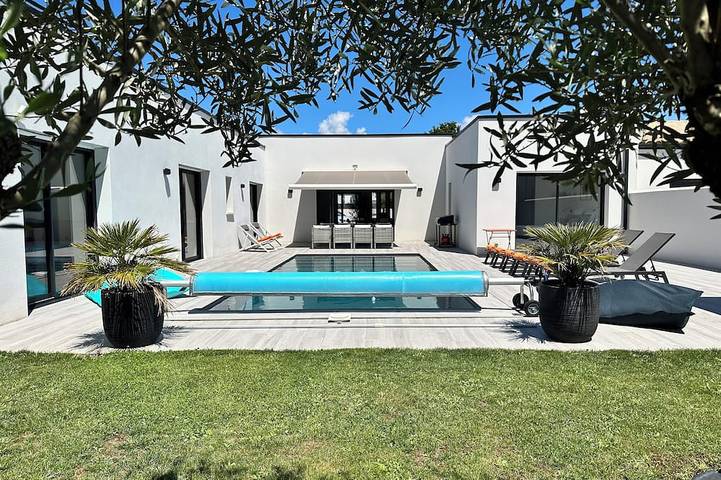 Location de vacances pour 8 personnes, avec Jacuzzi ainsi que Terrasse et Jardin à Thairé