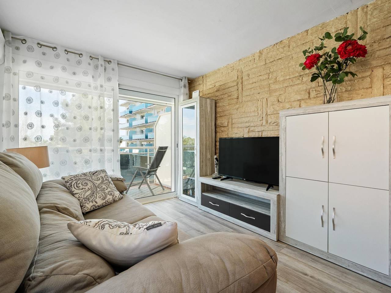 Entire holiday apartment, Apartment with terrace at 8km Port Aventura in Salou, Costa Dorada