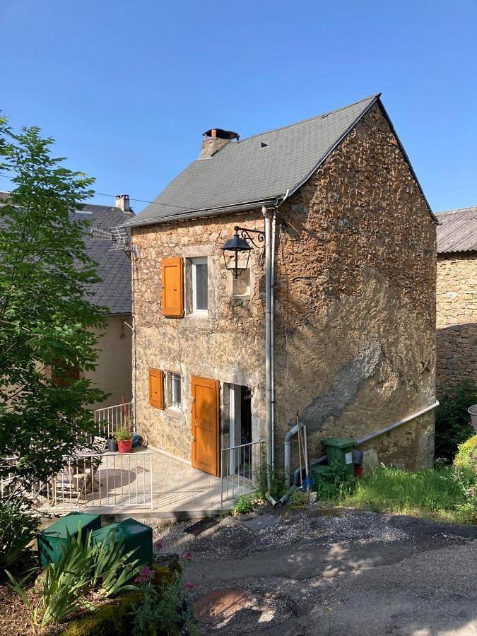 Location de vacances pour 5 personnes, avec terrasse, animaux acceptés à Lanuéjols