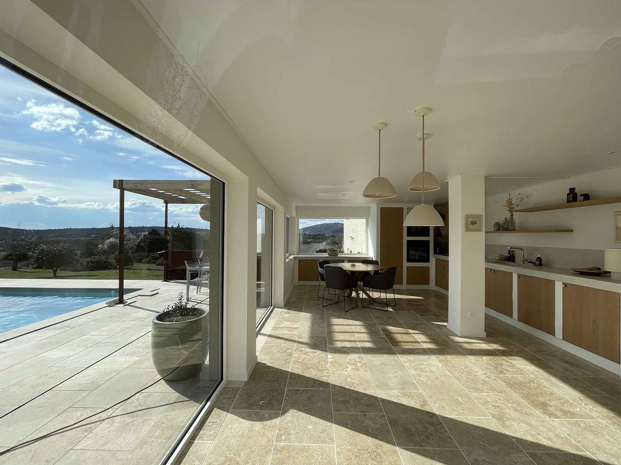 Saint-Remèze : Maison avec Piscine, 8 Pers., 4 Chambres, Grand Jardin, Animaux Acceptés, Wi-Fi in Saint-Remèze, Privas