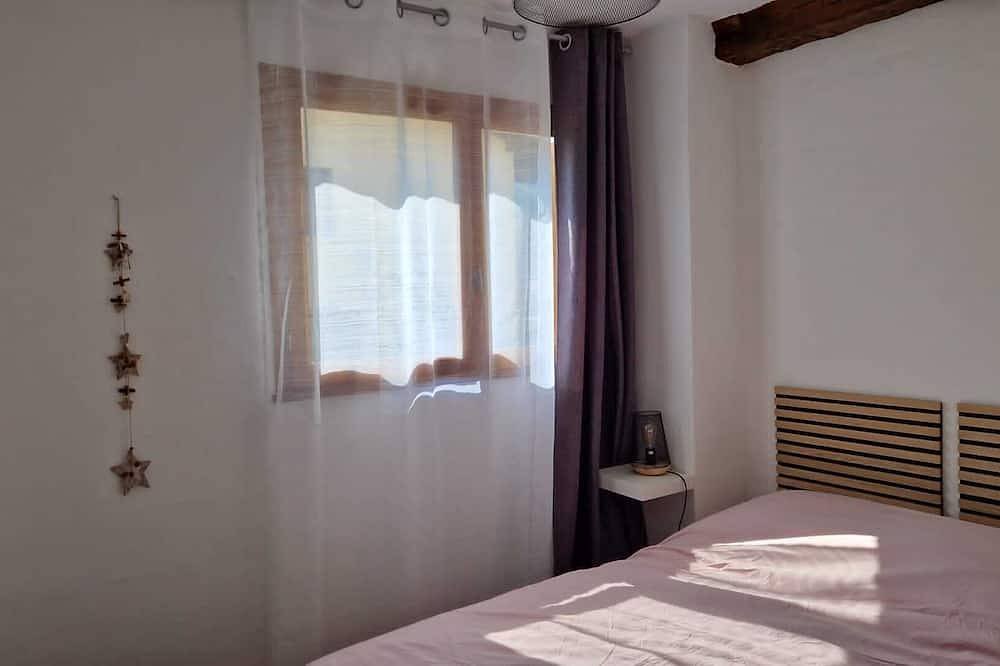 Appartement entier, Appart T2 économique 2/4 pers - vue sur la Cerdagne - chauffage inclu in Saillagouse, Parc naturel régional des Pyrénées catalanes