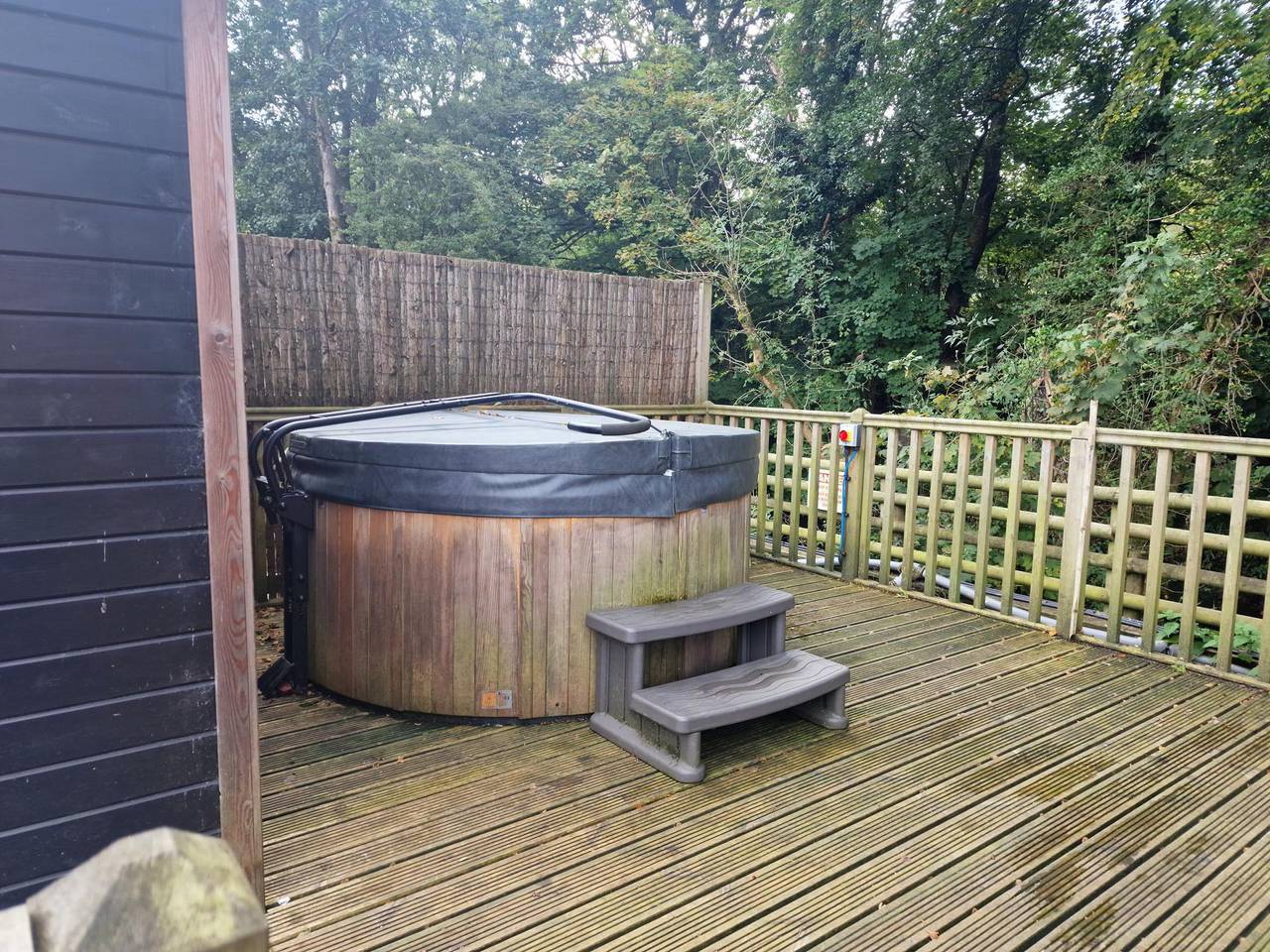 Glamping Hut - Sleeps 2, hot tub & parking in Powys