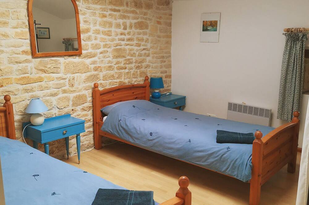Famille chalet amical gîtes Les Hiboux in Crézières, Région de Niort