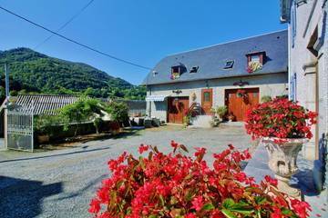 Gîte pour 4 personnes, avec jardin à Juncalas