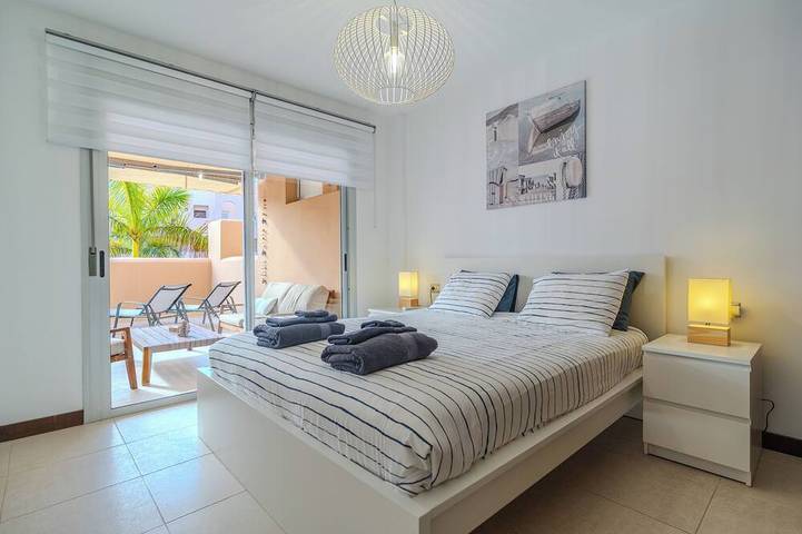Apartamento entero, Nuevo !!! Apartamento de lujo, terraza de 32 m2 al sol, vista a la piscina in Playa Paraíso, Adeje