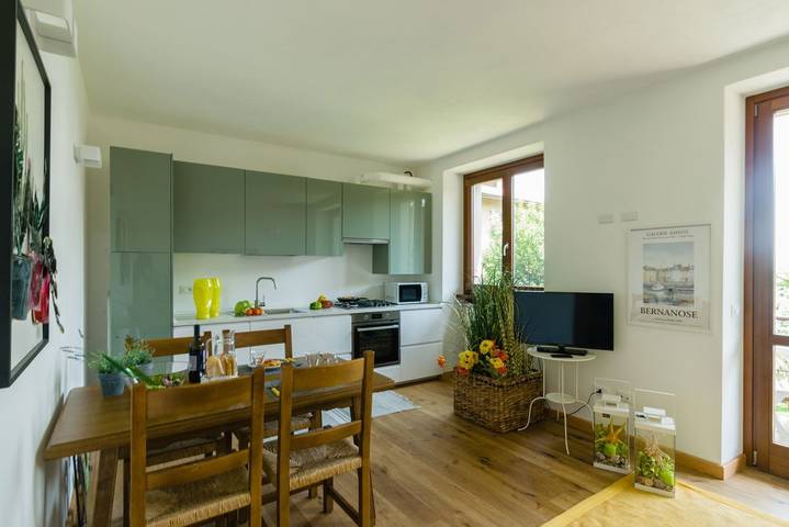 Ganze Wohnung, Enjoyiseolake - Discesa a Lago - mit Terrasse, Garten und Seeblick in Riva di Solto, Gemeinde Riva di Solto