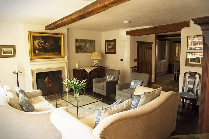 Glamping for 9 people in Northamptonshire