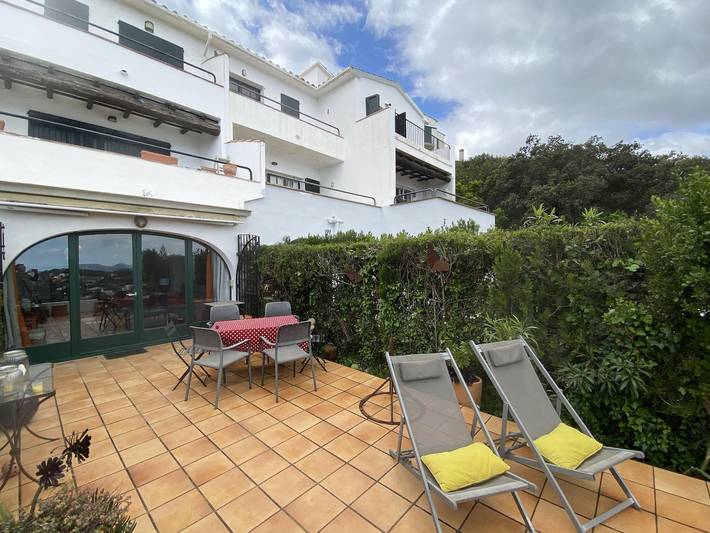 Appartement de vacances pour 4 personnes, avec piscine ainsi que terrasse et vue sur l’océan