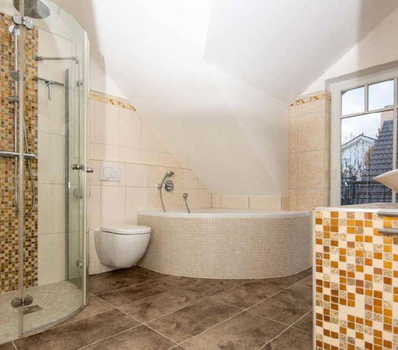 Phantastisches Haus mit Pool direkt in München in München Perlach, München