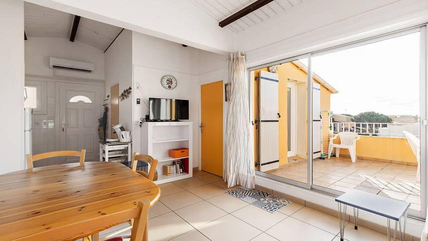 Gîte pour 4 personnes, avec terrasse dans Plage de La Roquille - 2