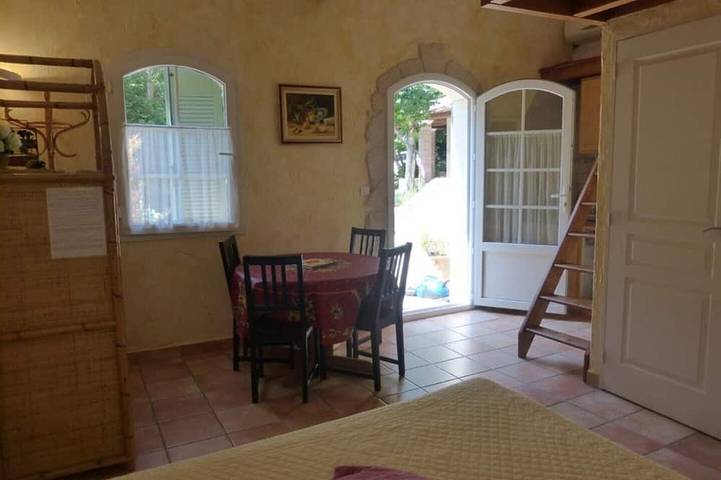 Gîte pour 2 personnes, avec piscine ainsi que jardin et terrasse à Belgentier - 3