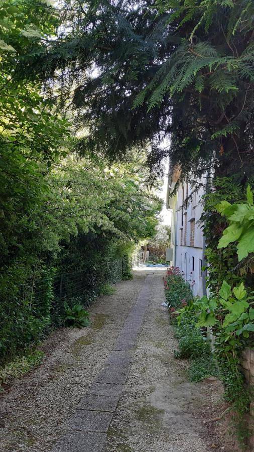 Location de vacances pour 2 personnes, avec vue ainsi que jardin et terrasse à Saint-Julien-les-Villas - 3