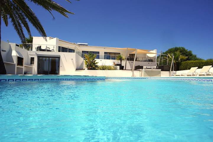 Villa for 12 people, with Balcony and Garden in Salema