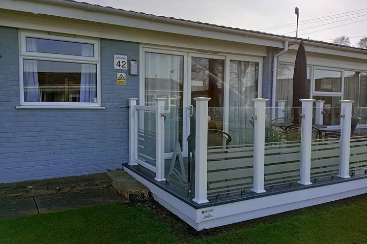 Bungalow for 6 people, with pool and garden as well as sauna in Suffolk