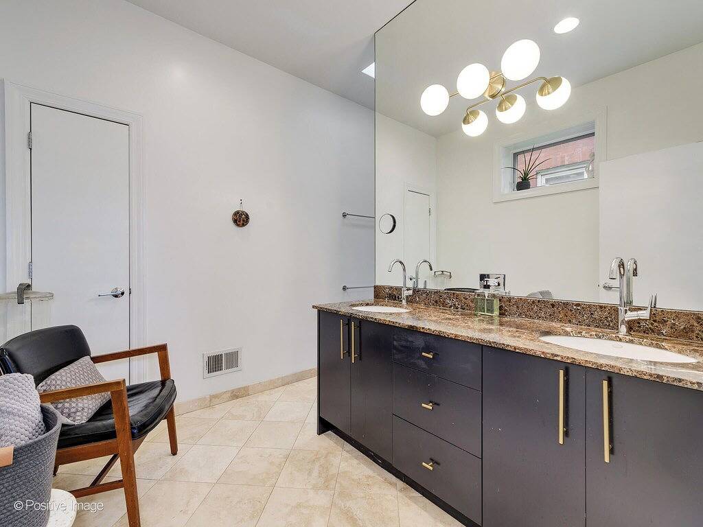 Chicago Riverhouse with private fenced in oasis in Chicago, Cook County