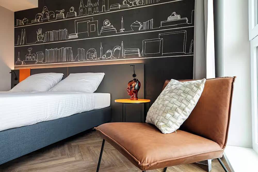 Enjoy Seamless Travel in a Contemporary Room a Stop Away from Cologne Airport in Porz (Köln), Cologne