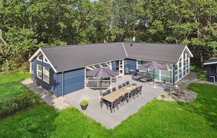 Ferieudlejning for 12 personer, med Terrasse og Jacuzzi såvel som Have og Sauna i Fjellerup Strand