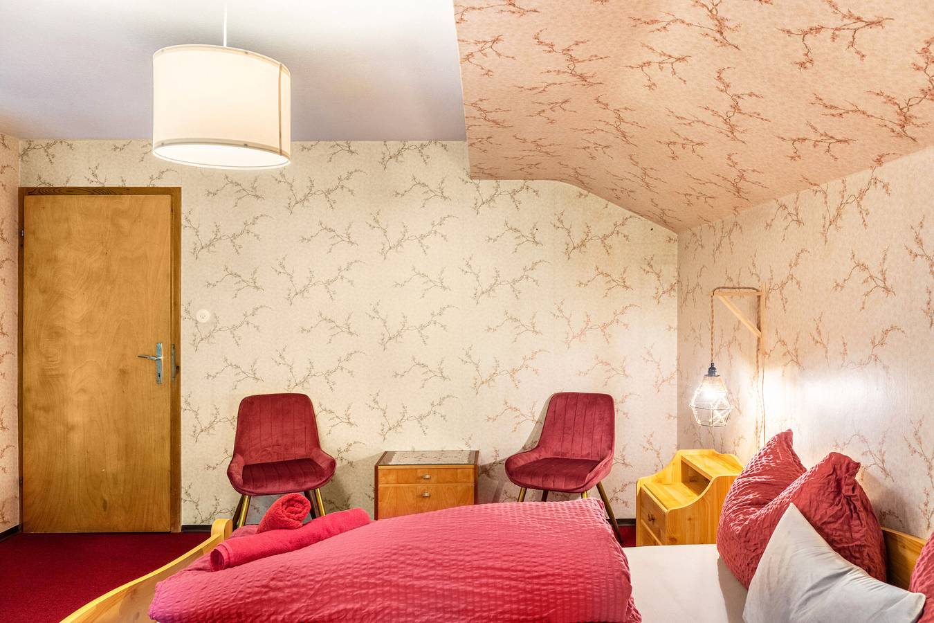 Zimmer '14' mit Bergblick, privater Terrasse und Wlan in Hainzenberg, Zillertaler Alpen