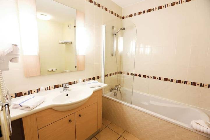 Entire apartment, La Villa Du Lac- 3 rooms for 6 people in Divonne-les-Bains, Gex