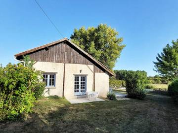 Gîte pour 6 personnes, avec jardin ainsi que terrasse et piscine à Issac