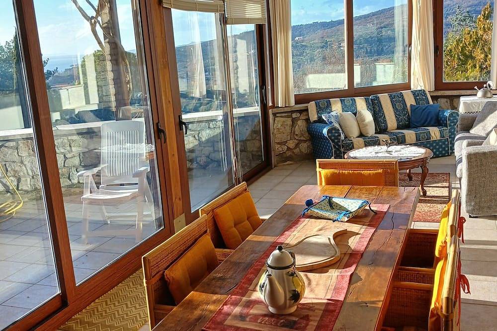 Entire apartment, Casa Vista Lago 154 Sqm2- bedroom apartment in peaceful Passignano Sul Trasimeno in Passignano sul Trasimeno, Lake Trasimeno