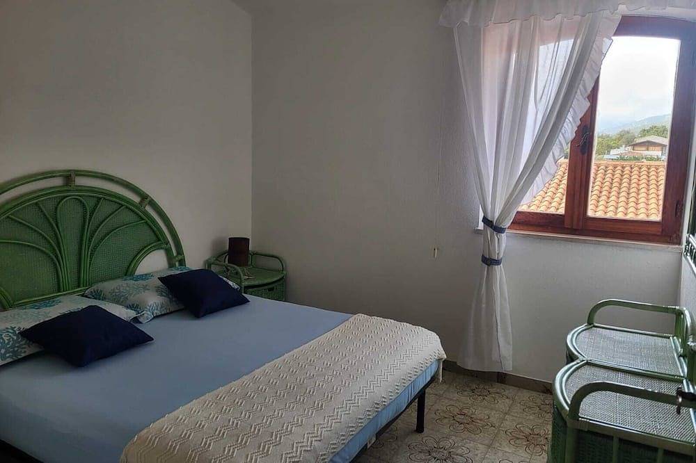 Ganze Wohnung, Apartment mit Meerblick und kostenlosem Parkplatz im Innenhof, 30 m vom Meer entfernt in Cala Gonone, Dorgali
