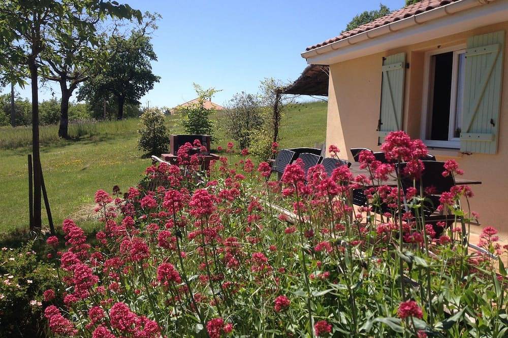 En Pleine nature, près de Sarlat, gîte avec piscine couverte et chauffée in Salignac-Eyvigues, Périgord Noir