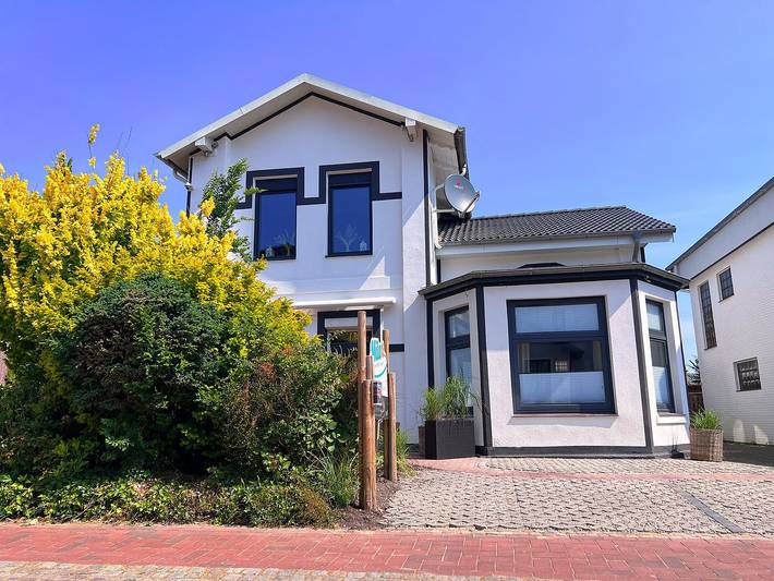 Ganze Wohnung, Villa Mila Fewo Eg 2 Zimmer mit Terrasse zentral gelegen, kostenloser Parkplatz in Hafen Büsum, Büsum
