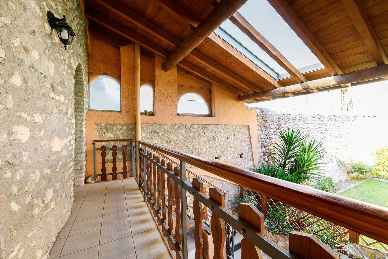 Entire apartment, Apartment 'Luna' with Shared Terrace, Wi-Fi and Air Conditioning in San Felice del Benaco, Garda Mountains