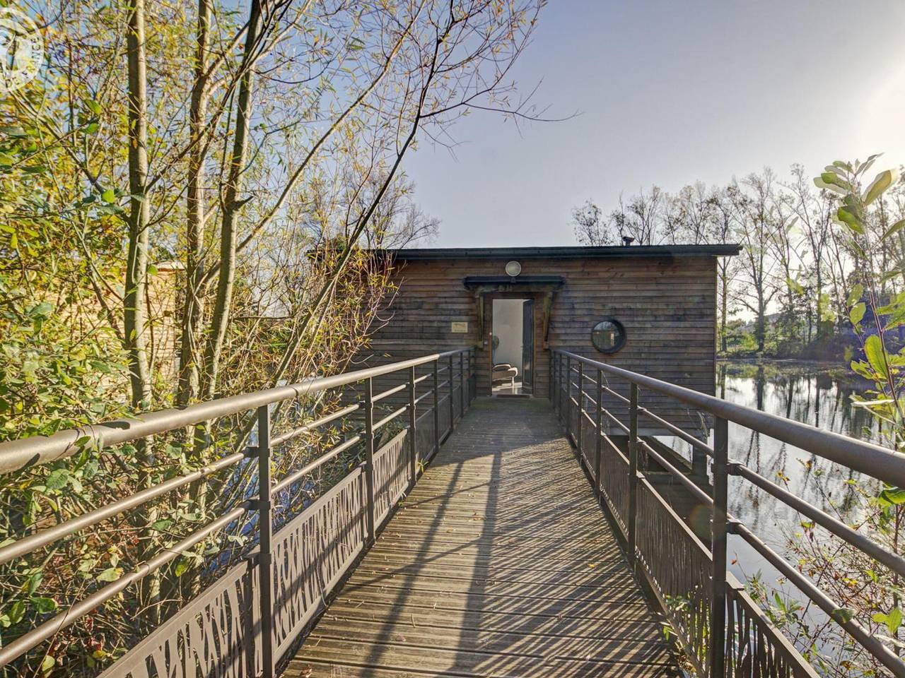 Chalet confortable en bord d'étang avec terrasse privative, proche de Saint-Étienne, animaux acceptés in Veauchette, Montbrison