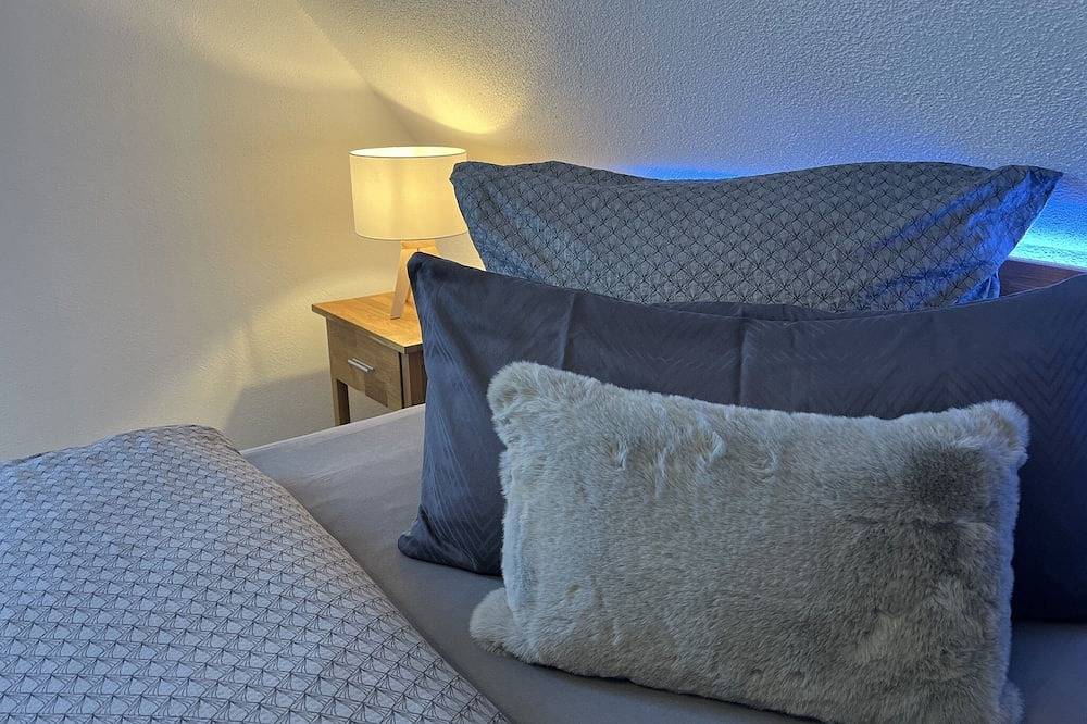 Ganze Wohnung, Modern eingerichtete Ferienwohnung mit Dachterrasse in Muhr am See, Fränkisches Seenland