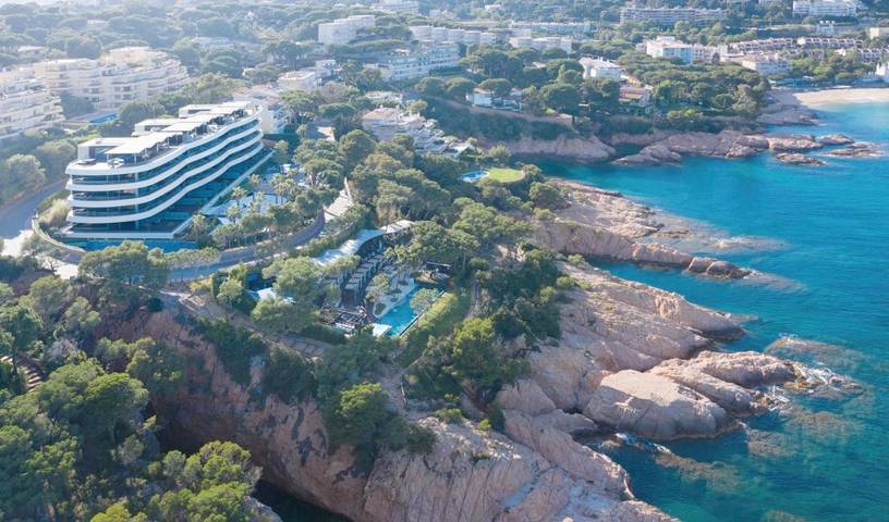 Hôtel pour 8 personnes, avec piscine et jacuzzi ainsi que jardin et sauna