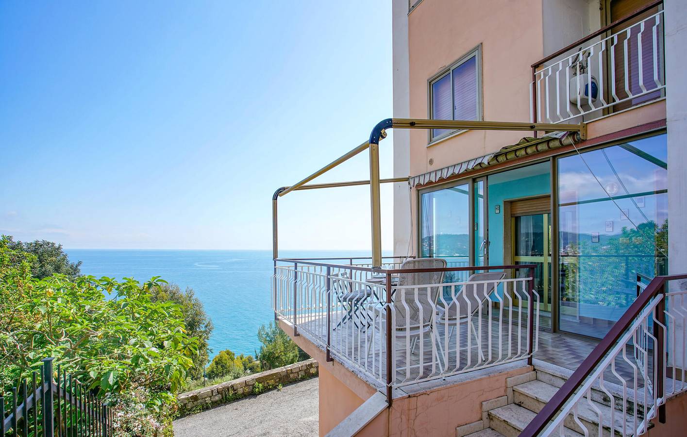 Appartamento intero, Appartamento vista mare con terrazza e WiFi, a 2 km dalla spiaggia in Capo Mimosa-Rollo, Cervo (Liguria)