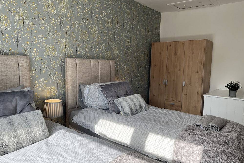 Modernised central Wigan townhouse sleeps up to 6 in Wigan, Greater Manchester