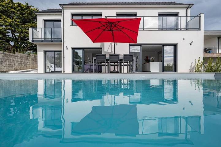 Location de vacances pour 8 personnes, avec piscine ainsi que jardin et vue dans Plage Kerou