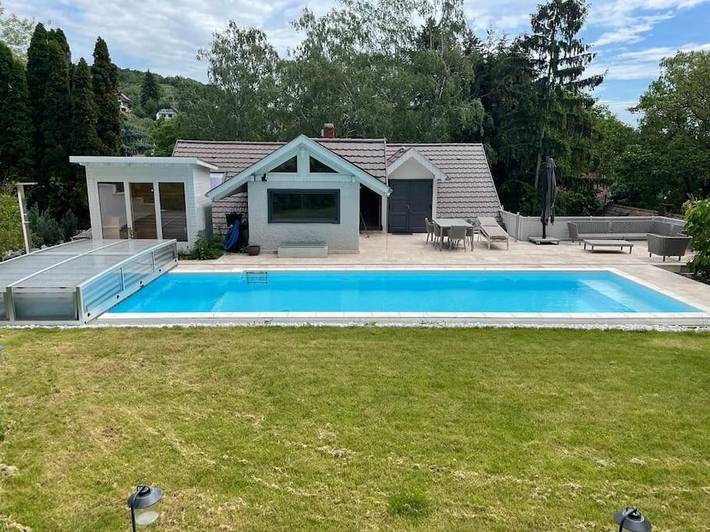 Location de vacances pour 11 personnes, avec Balcon et Terrasse ainsi que Jardin et Piscine à Szigliget