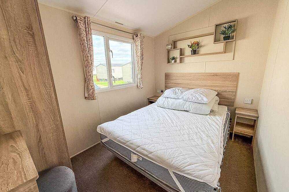 Great caravan with central lounge & Wifi at Broadland Sands, Suffolk in Waveney District, The Broads