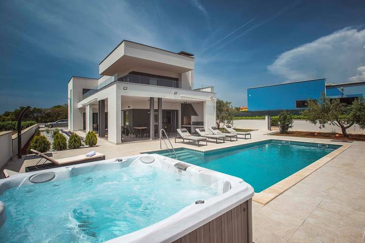 Villa für 10 Personen, mit Balkon/Terrasse und Garten sowie Pool in Pula