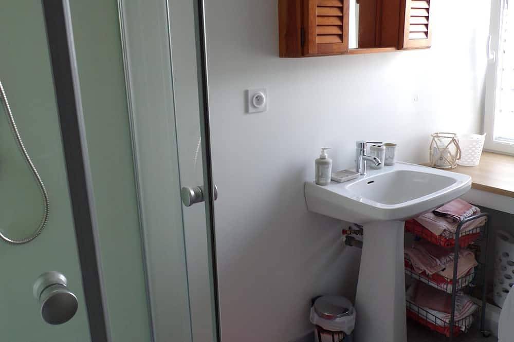 Entire apartment, Quiet studio with sea view in Binic, Côte de Goëlo
