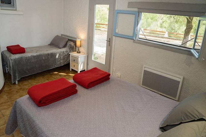 Location de vacances pour 4 personnes, avec terrasse ainsi que piscine et jardin, animaux acceptés à Uzer - 4