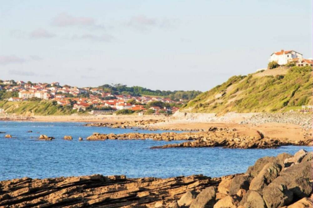 Entire apartment, Charming Apartment 300m from the Beach in Peaceful Guéthary in Guéthary, Bayonne region
