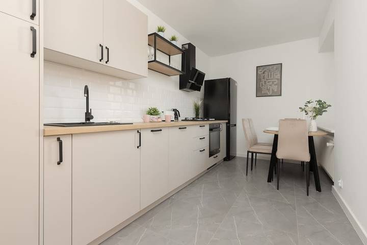 Apartamento entero, Sunny Apartment | 2 Bedrooms and Balcony in Varsovia, Mazovia (región)